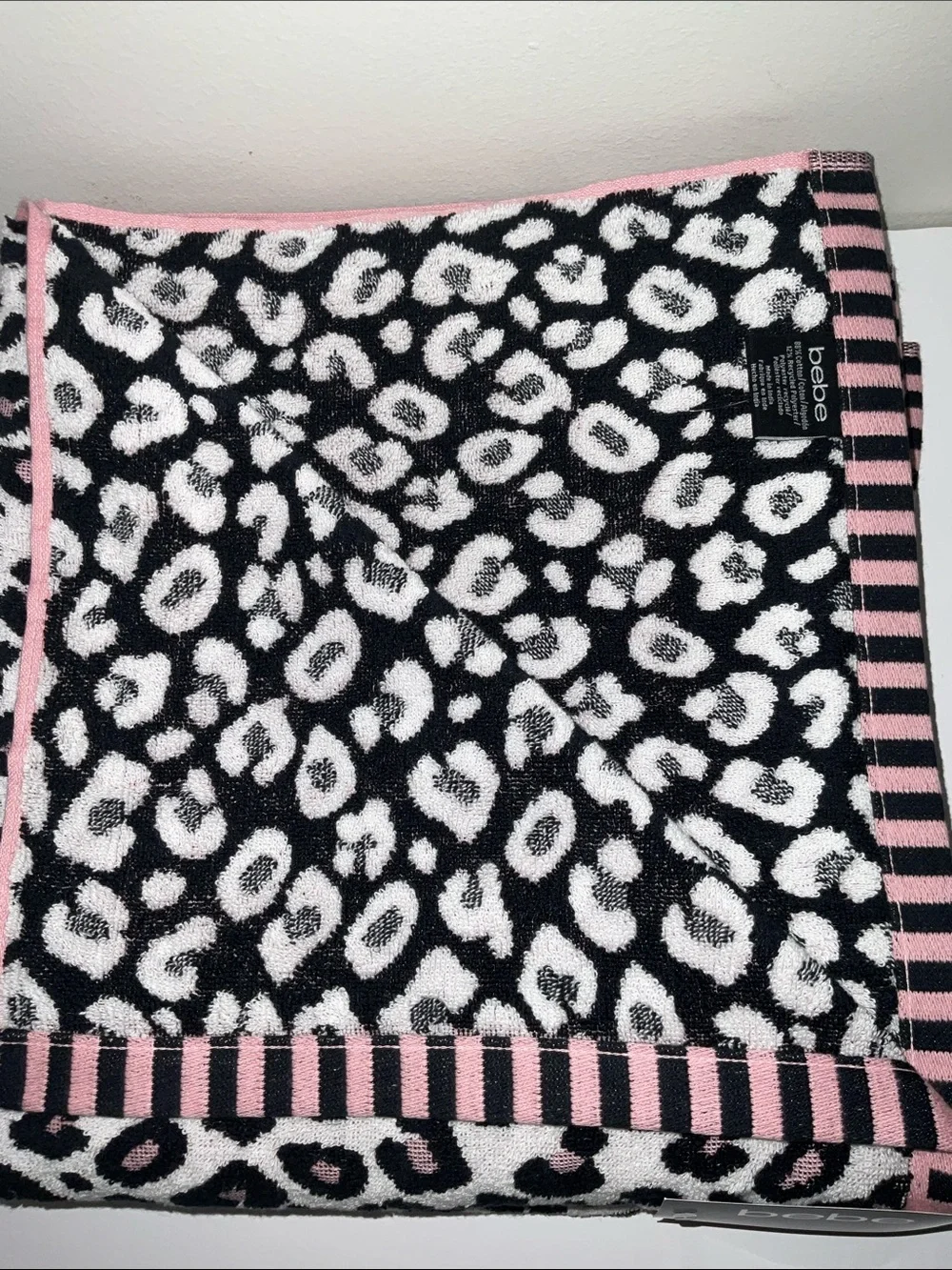 BEBE WHITE BLACK LEOPARD PRINT PINK HEM 4pc. 2 BATH 2 HAND TOWEL SET NWT